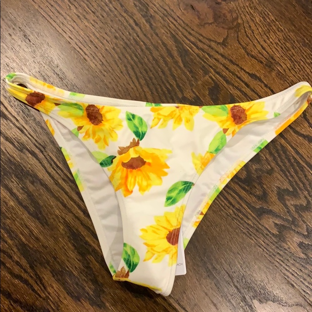 Adorable sunflower bikini bottoms!